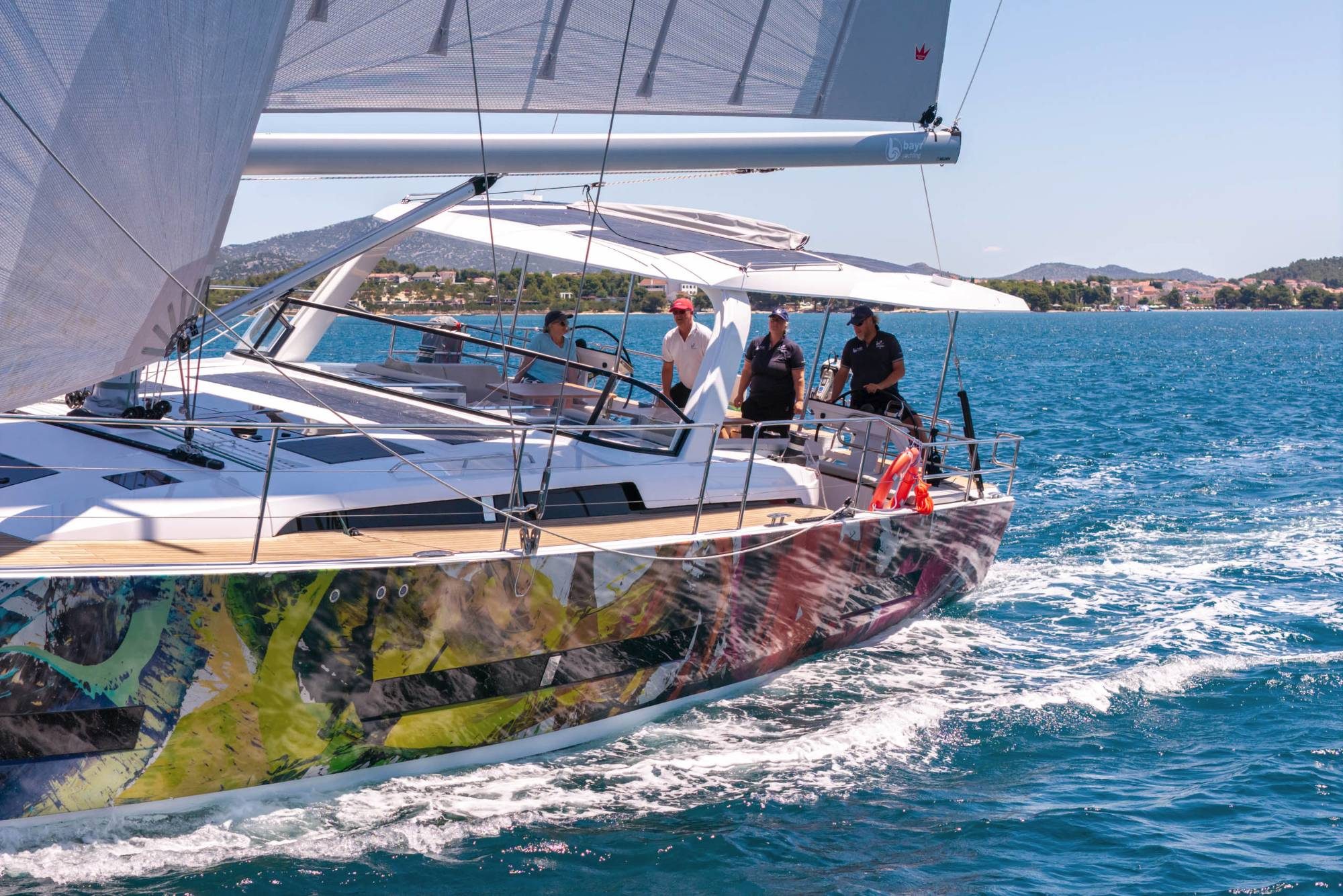 Crew am Steuerrad eines Segelboots