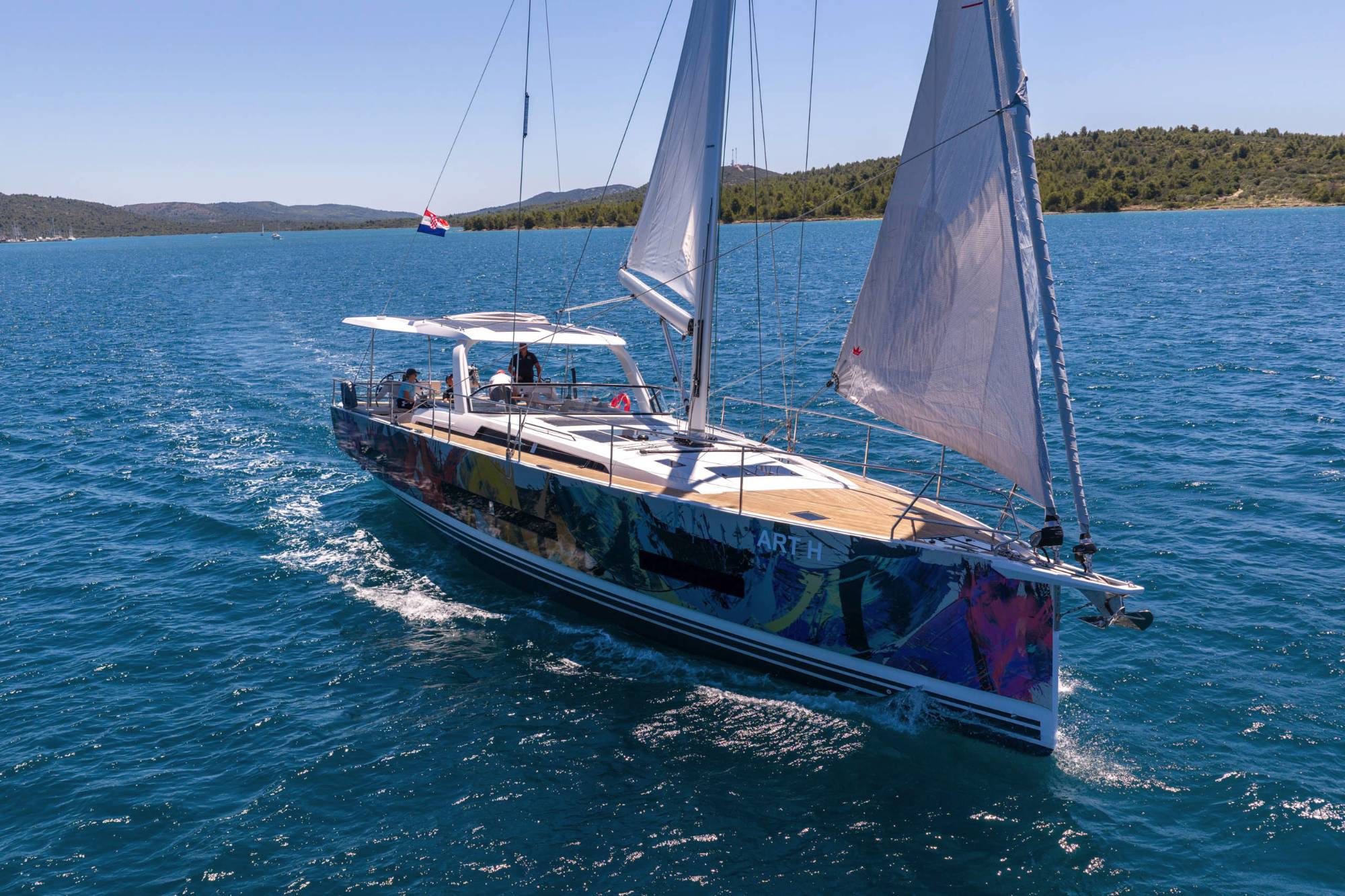 Segelyacht mit vollen Segeln in Fahrt