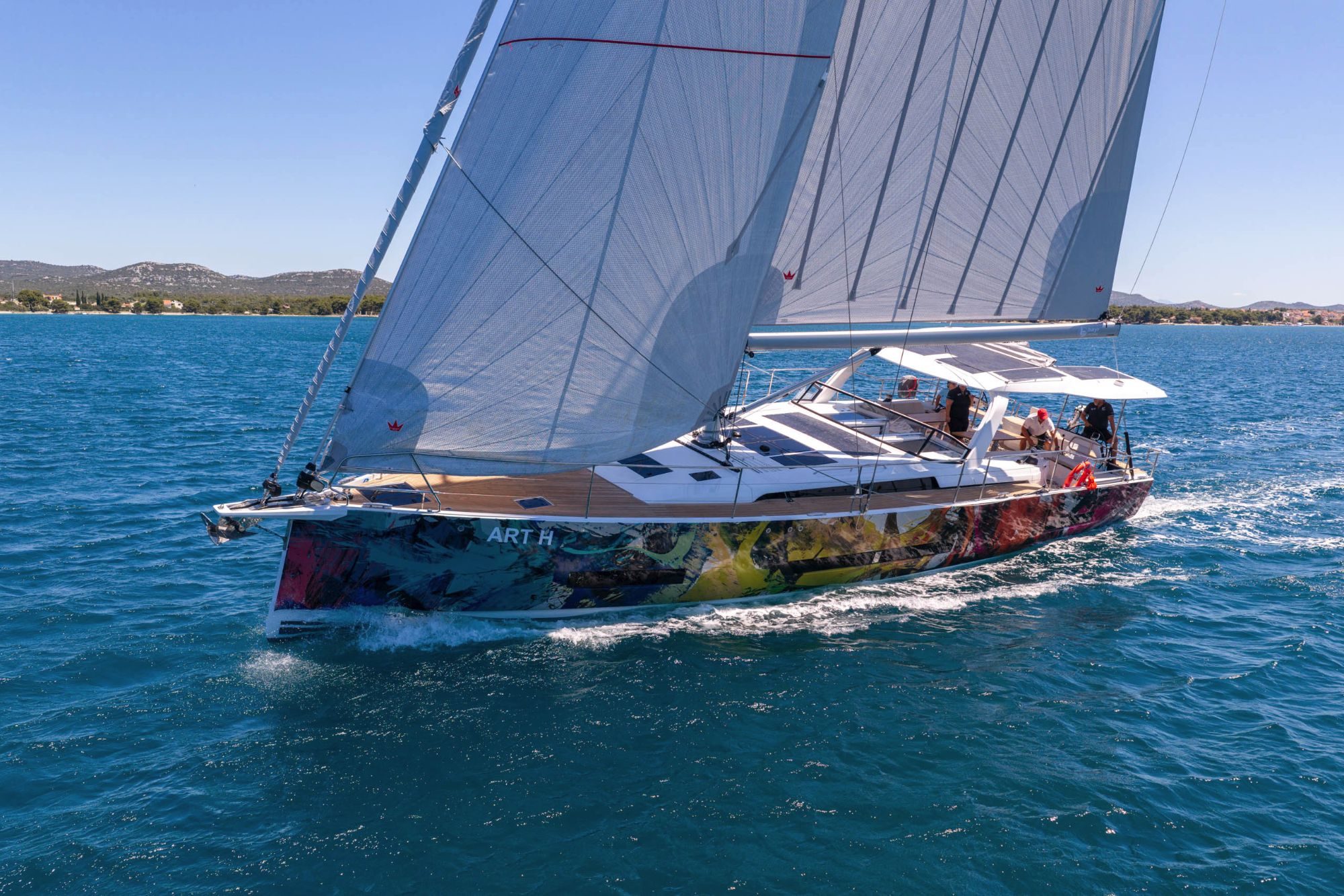 Segelyacht in Schräglage bei voller Fahrt