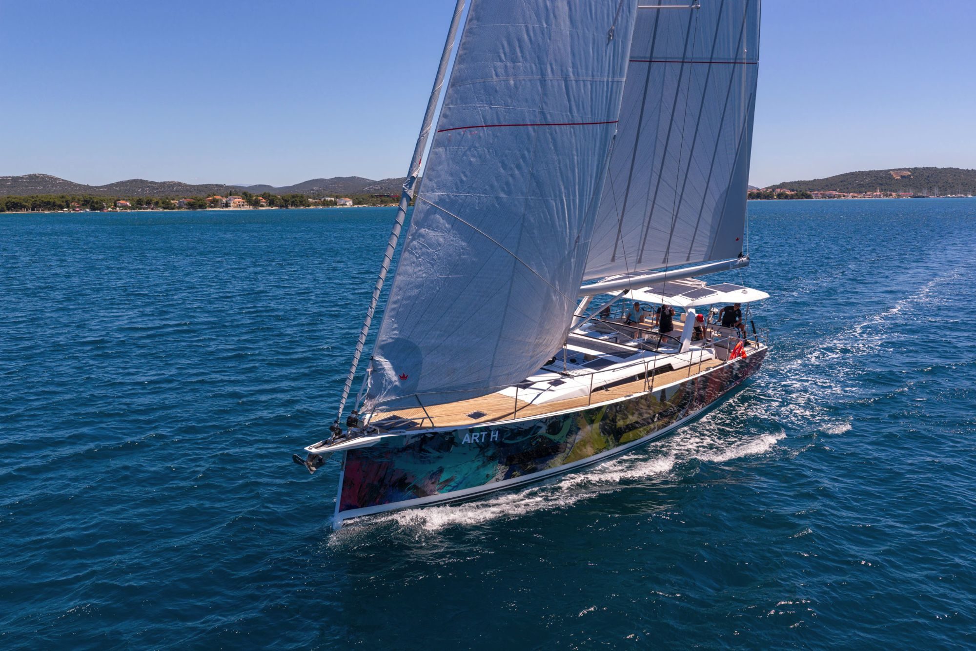 Segelyacht unter vollen Segeln vor der kroatischen Küste