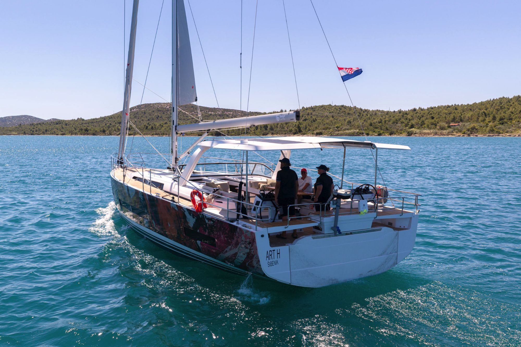 Crew im Gespräch am Heck eines Segelboots